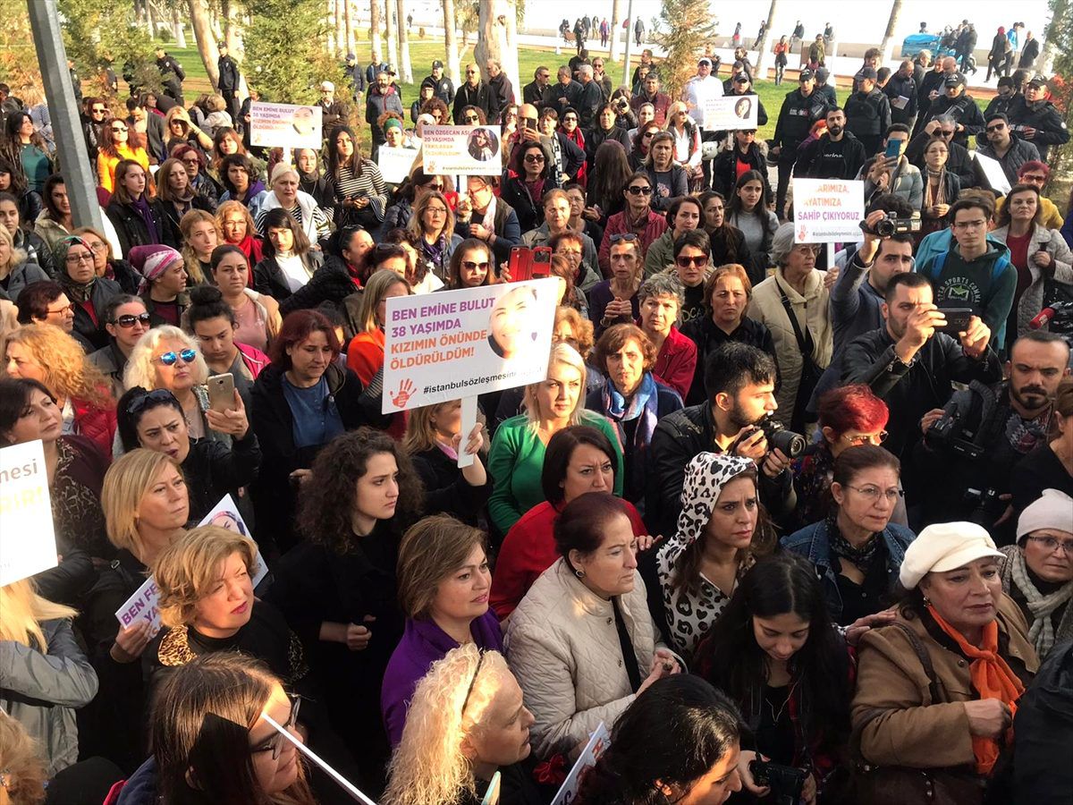 Mersin\'de kadın cinayetleri protesto edildi