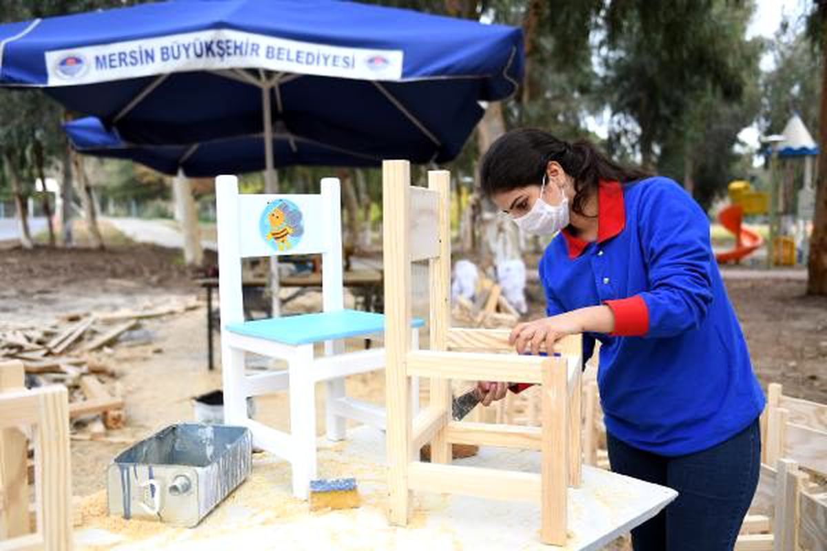 Mersin\'de kadın marangoz, kreş için saldalye üretiyor