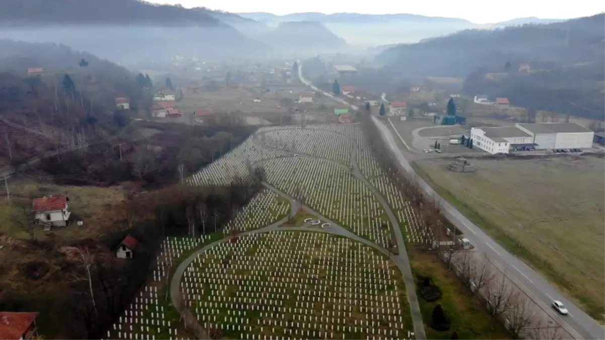 (Özel) Srebrenitsa annesinden Nobel Ödüllü yazara: "Katliamın kanıtı işte bu mezarlık"