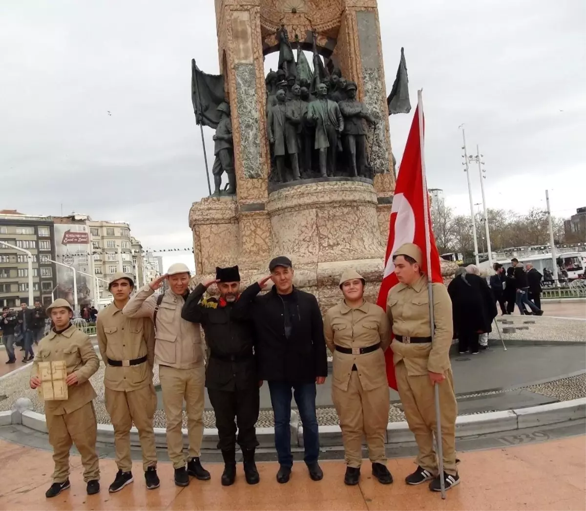 Sarıkamış şehitleri anısına Taksim\'de 2 saat nöbet tuttular