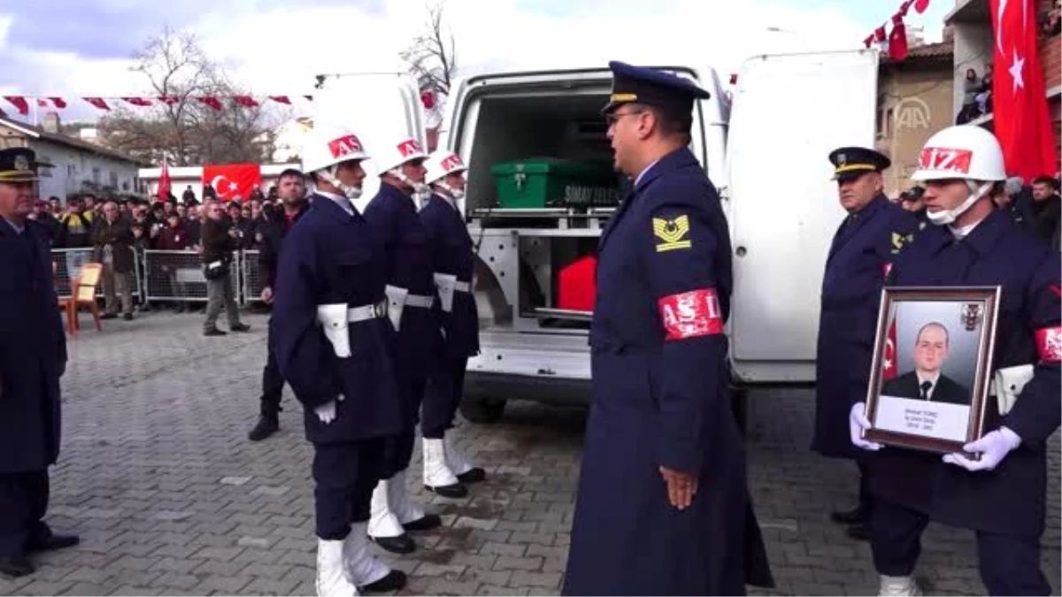 Şehit Uzman Onbaşı Ahmet Tunç\'un cenazesi toprağa verildi