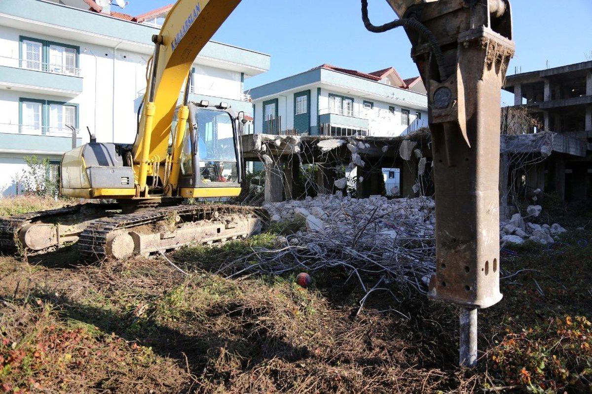 Serdivan\'da metruk yapılara geçit yok