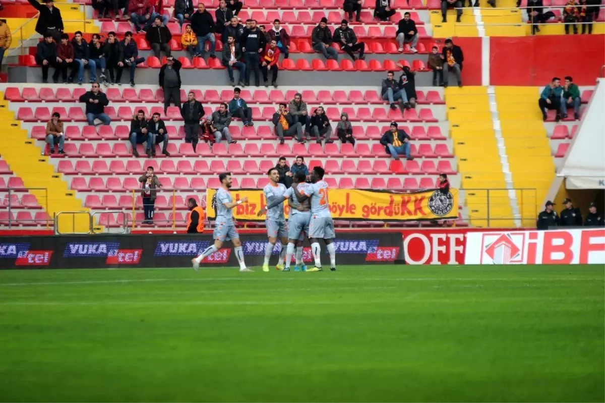 Süper Lig: İM Kayserispor: 1 - Medipol Başakşehir: 2 (İlk yarı)