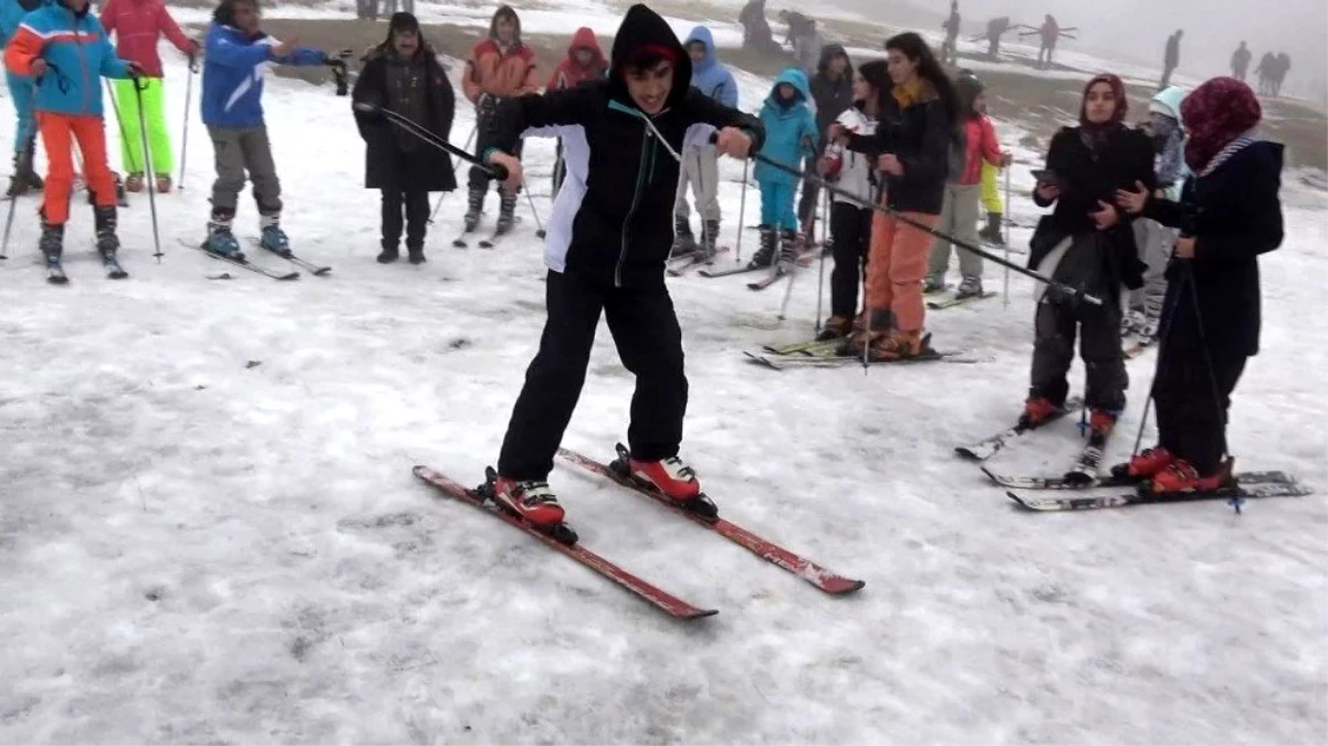 Uludağ\'ı ilk kez gören çocukların kayak ve telesiyej keyfi