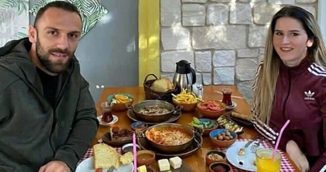 Vedat Muriqi eşiyle kahvaltıya gitti, büyük sürpriz yaşadı - Son Dakika Spor