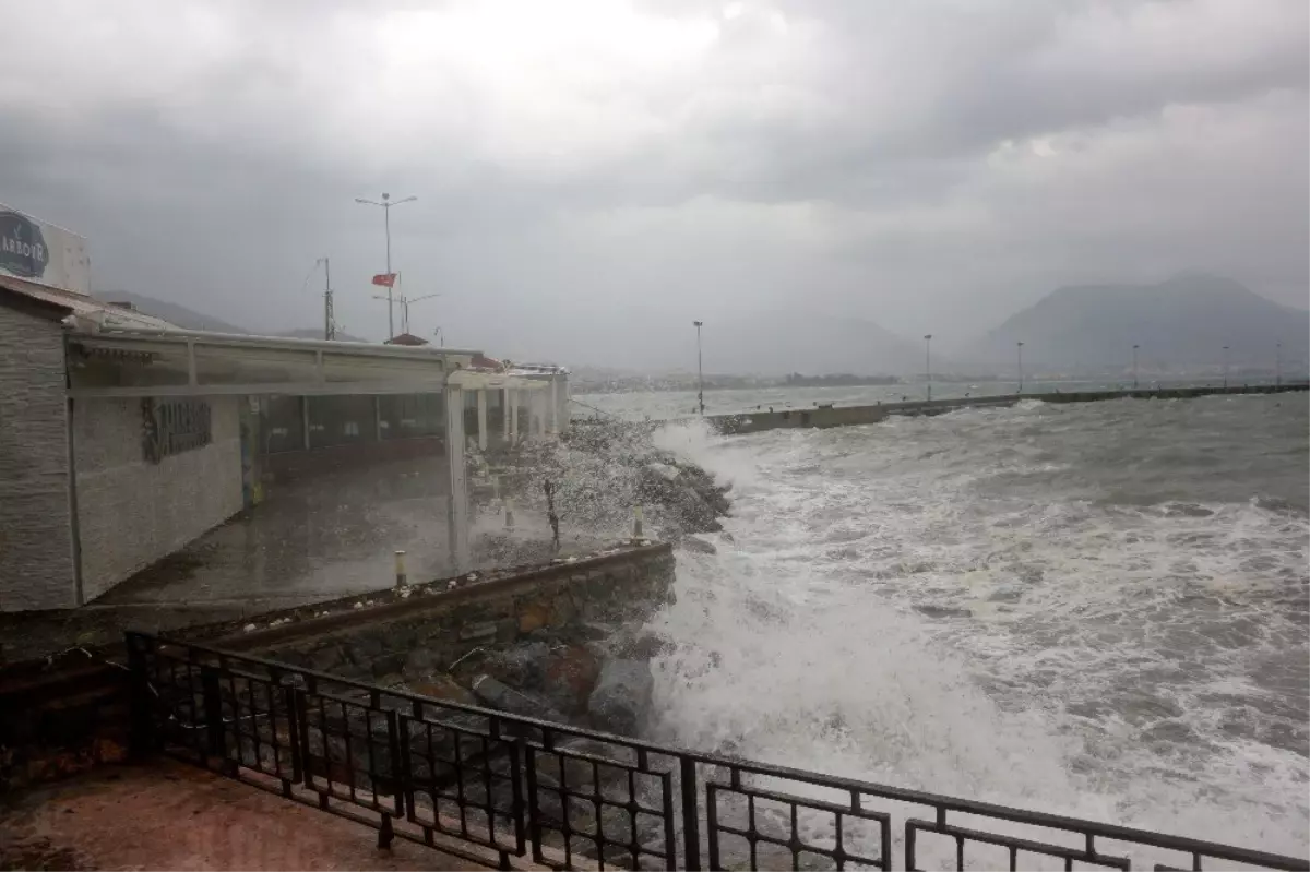 Alanya\'da dev dalgalar oluştu, deniz trafiği kapandı