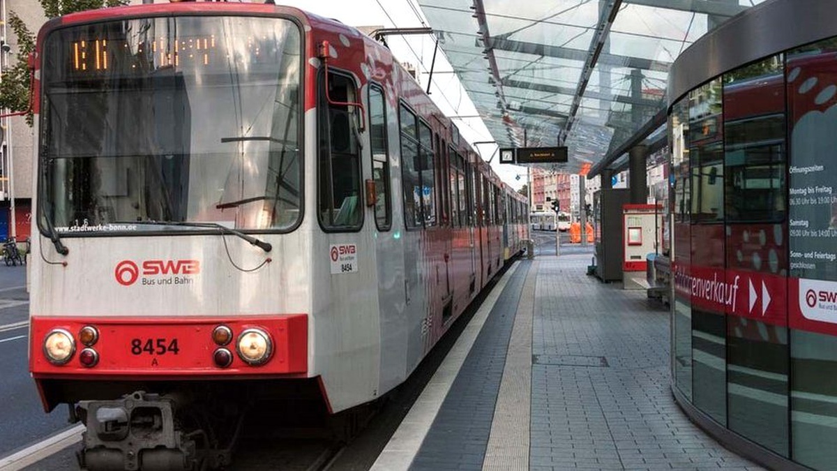 Almanya\'da vatmanı fenalaşan tramvayı yolcular kontrol merkezinden aldığı talimatlarla durdurdu
