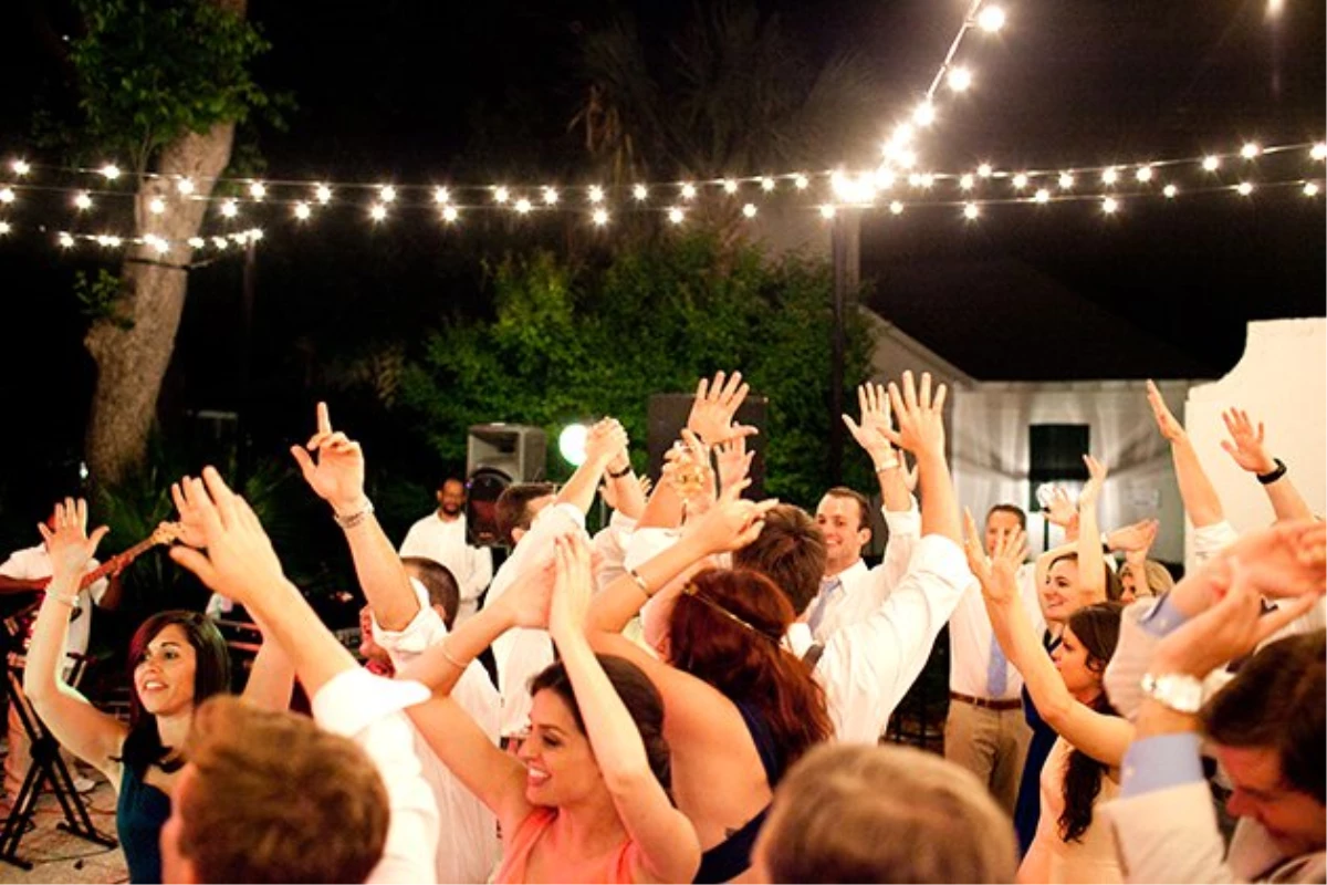 Танцы на свадьбе. Свадебные танцы гостей. Гости танцуют на свадьбе. Танцевальная площадка на природе на свадьбе. Веселая танцевальная для гостей