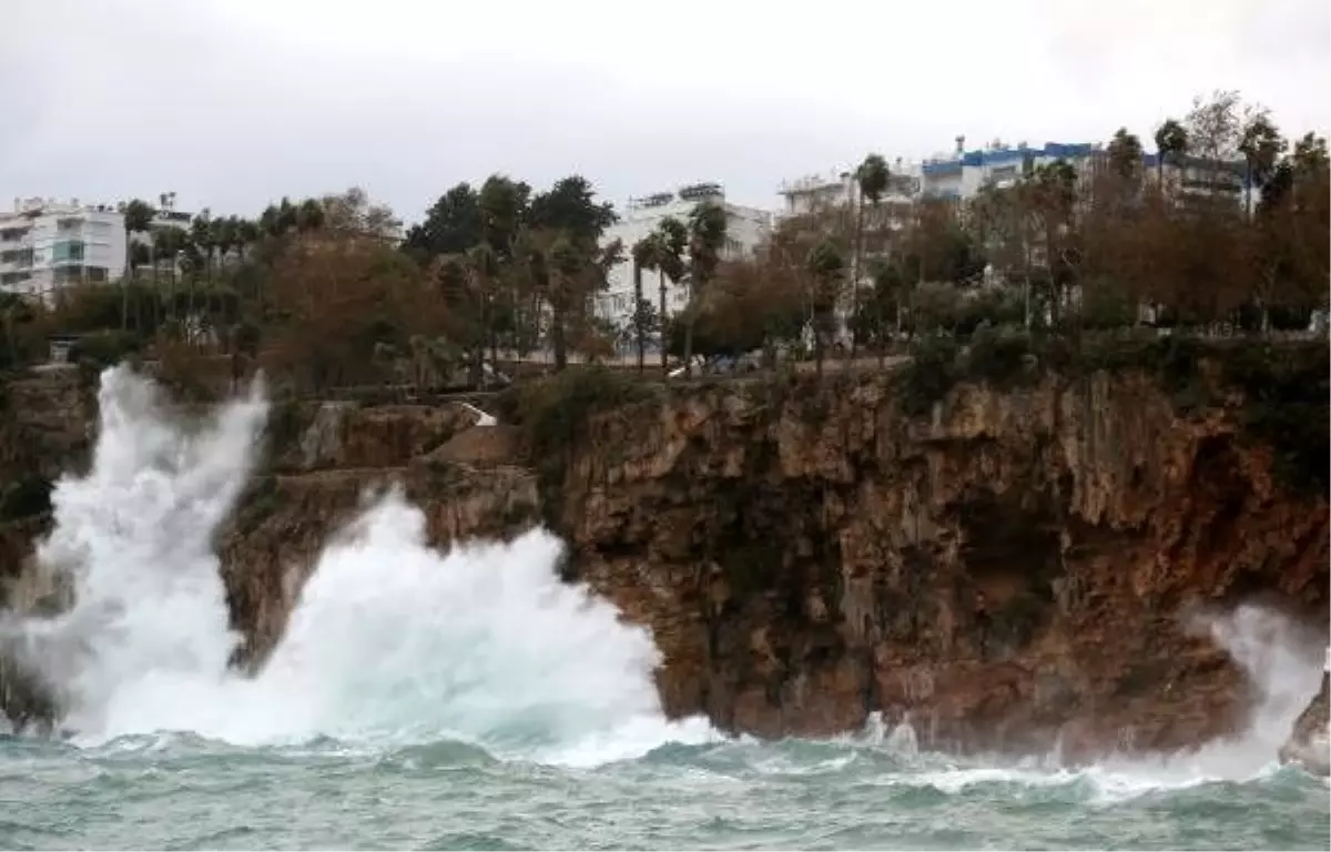 Antalya\'da dev dalgalar, falezleri dövdü