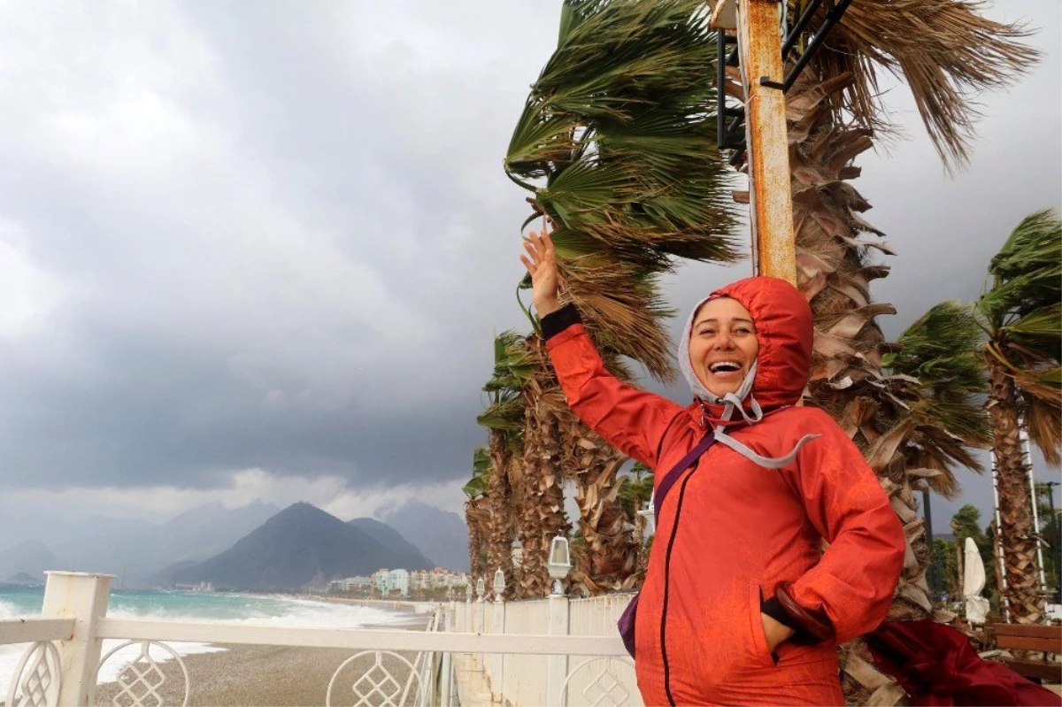 Antalya\'da şiddetli rüzgar ve sağanak etkili oluyor