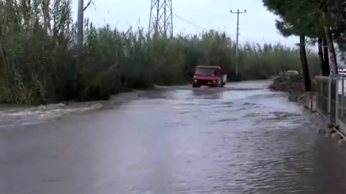 Antalya\'da taşan dere yolu kapattı, vatandaşlar evine dönmekte zorlandı