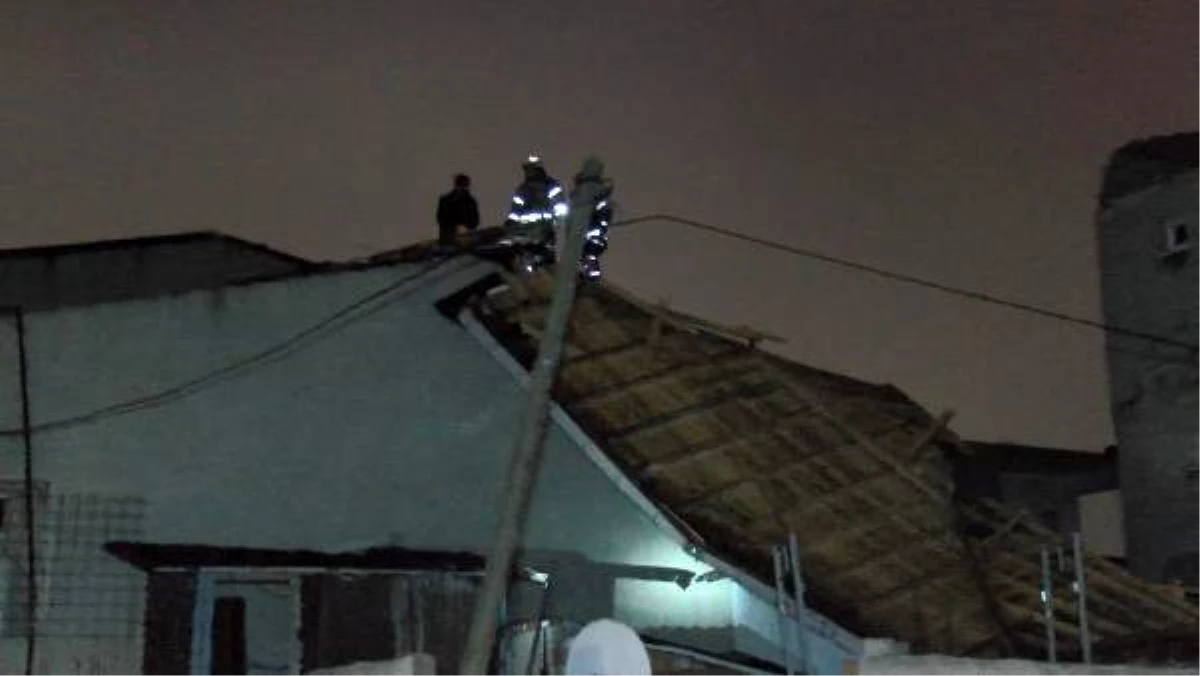 Avcılar\'da uçan çatı yandaki binanın üstüne düştü