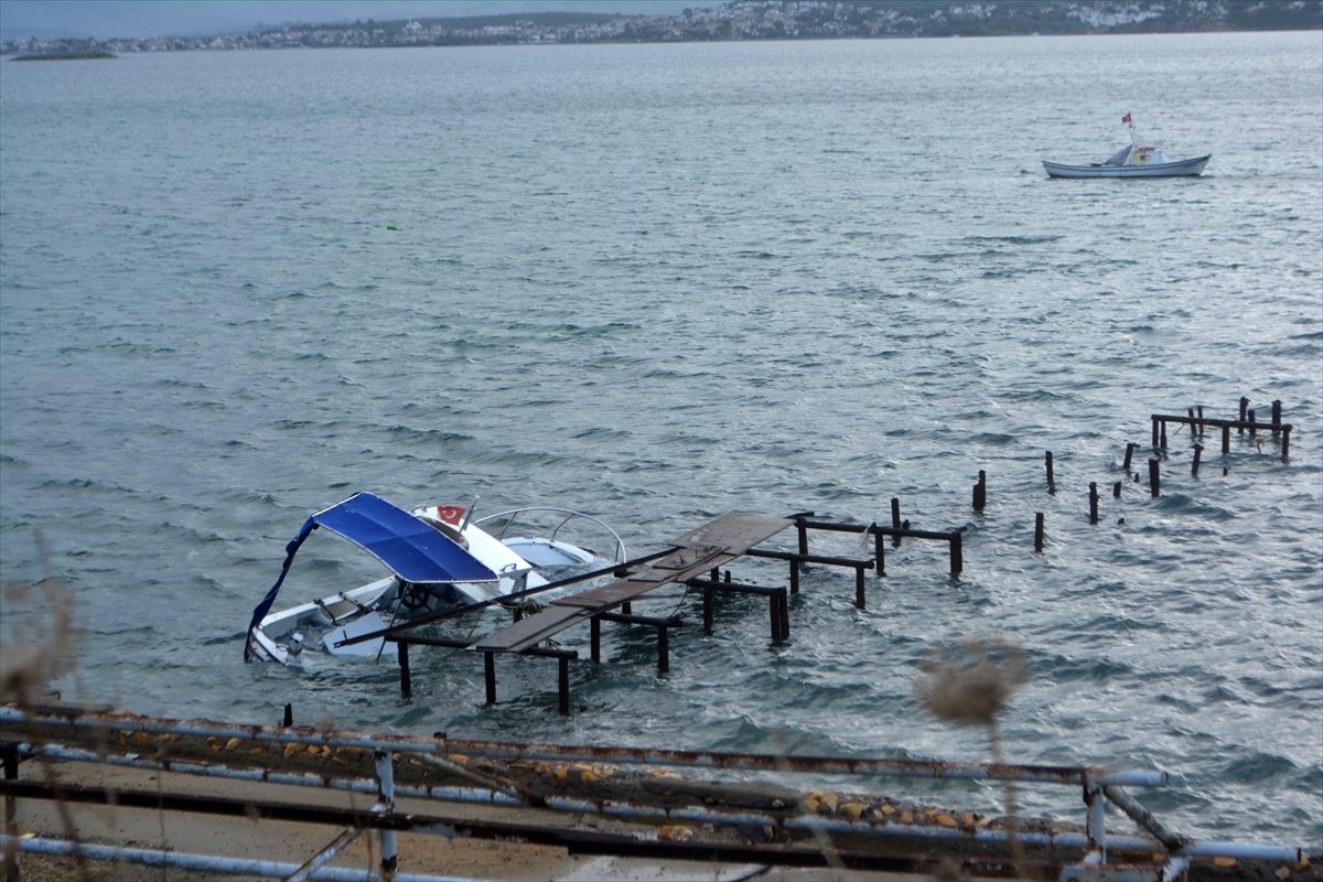 Ayvalık\'ta fırtına nedeniyle balıkçı tekneleri alabora oldu