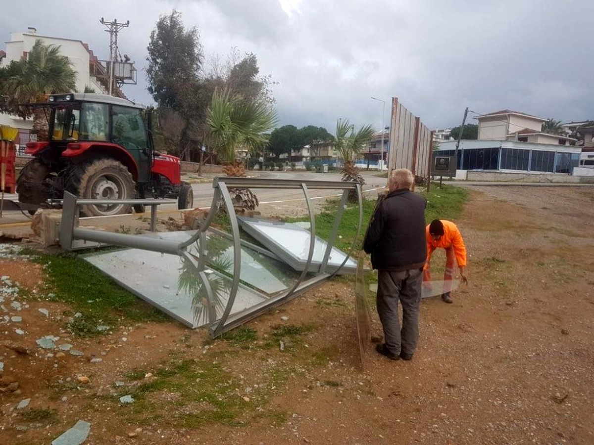 Ayvalık\'ta şiddetli yağış ve fırtına etkili oldu