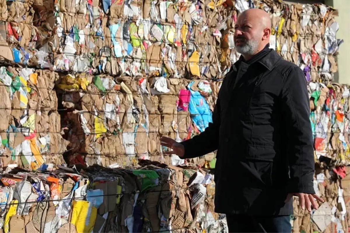 Başkan Çolakbayrakdar, "Geri dönüşümle hem çevreye hem de ülke ekonomisine dev katkı sağlıyoruz"