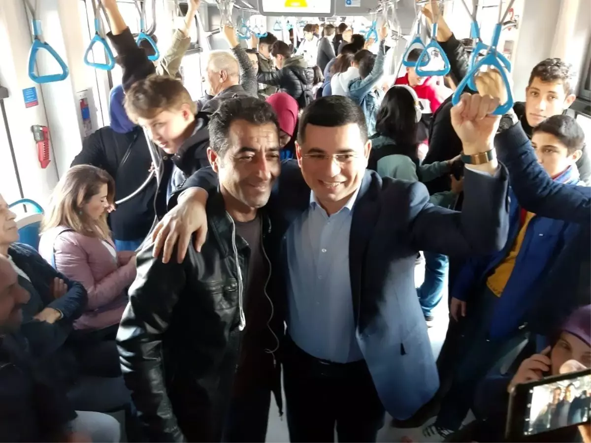 Başkan Tütüncü tramvayda