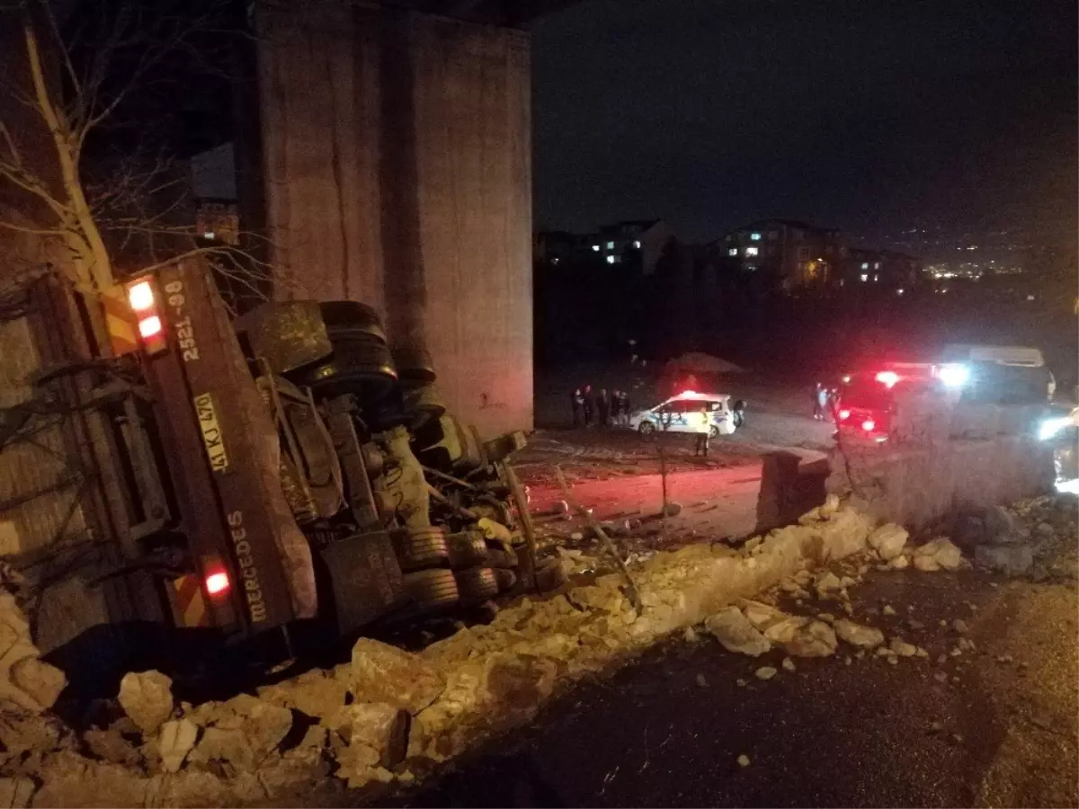 Bitkisel yağ yüklü kamyon şarampole yuvarlandı: 1 yaralı