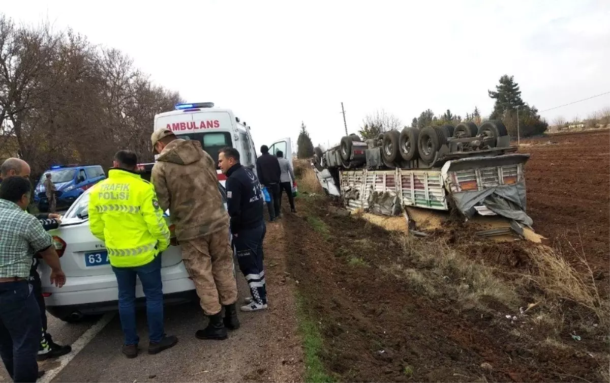 Buğday yüklü tır devrildi: 2 yaralı