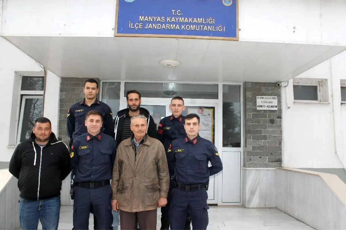 Çalınan koyunlarını bulan jandarmaya teşekkür ziyareti