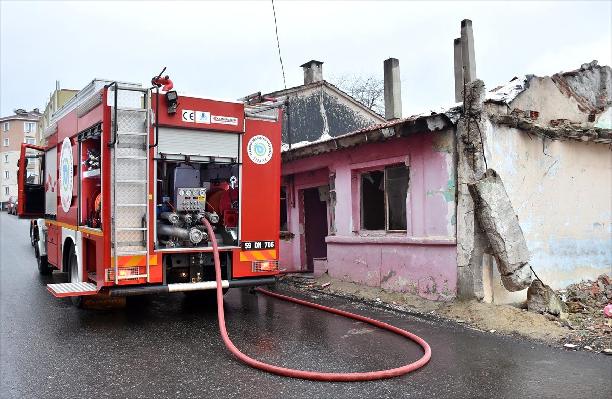 Çorlu\'da metruk evde yangın