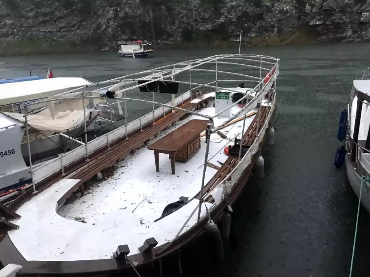 Dalyan\'da şiddetli rüzgar teknelerin güneşliklerini uçurdu