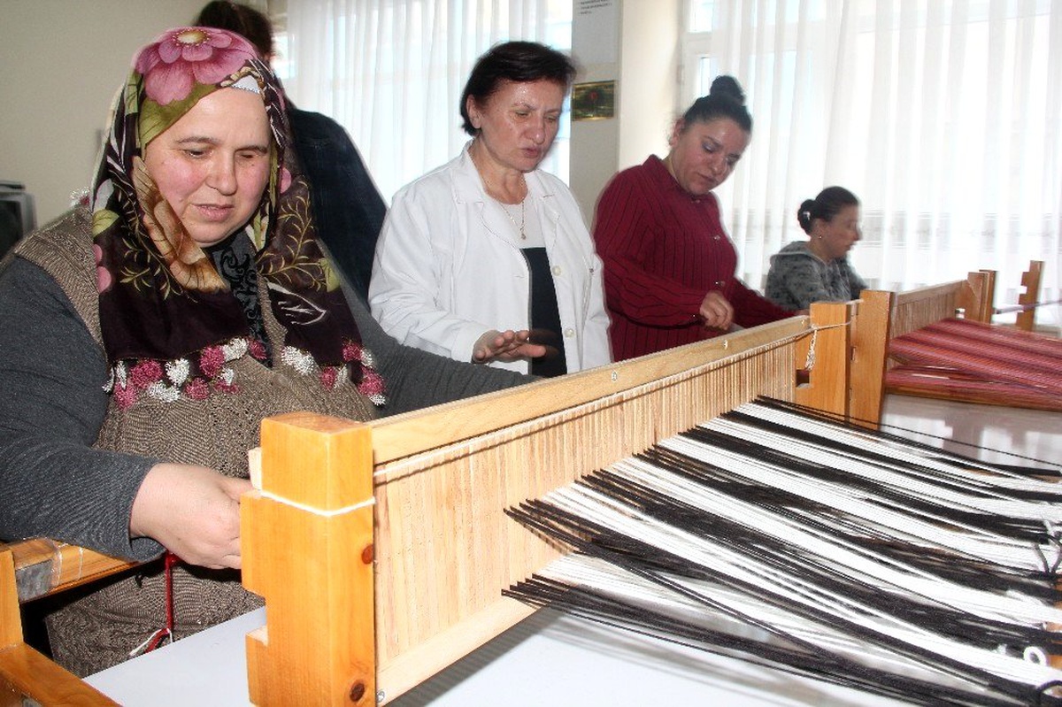 Dokuma tezgahlarında hayatlarını dokuyorlar