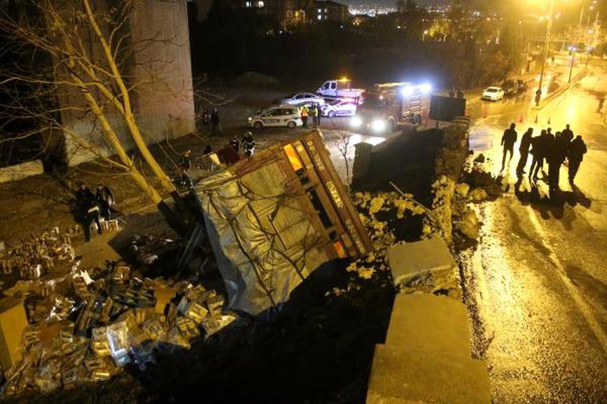 Duvara çarpan zeytinyağı yüklü kamyon devrildi
