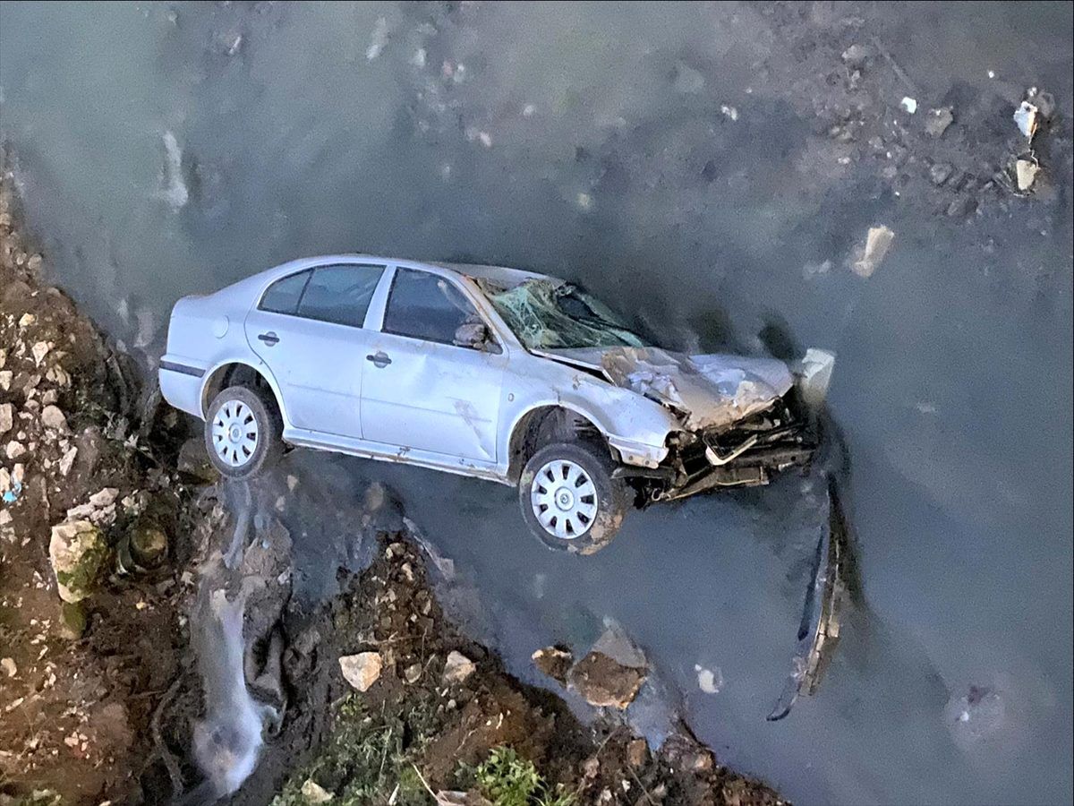 Düzce\'de dere yatağına devrilen otomobildeki 3 kişi yara almadan kurtuldu
