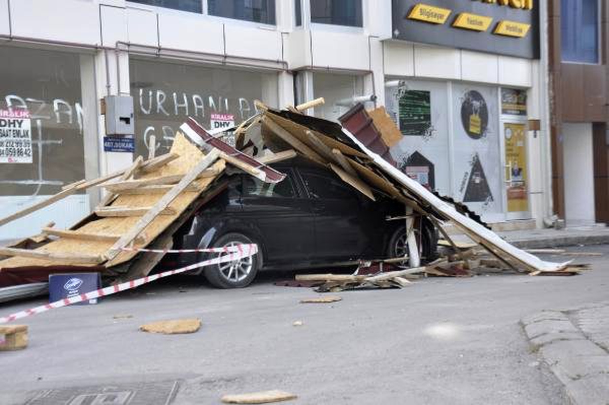 Fırtınada uçan çatı, otomobilin üzerine düştü