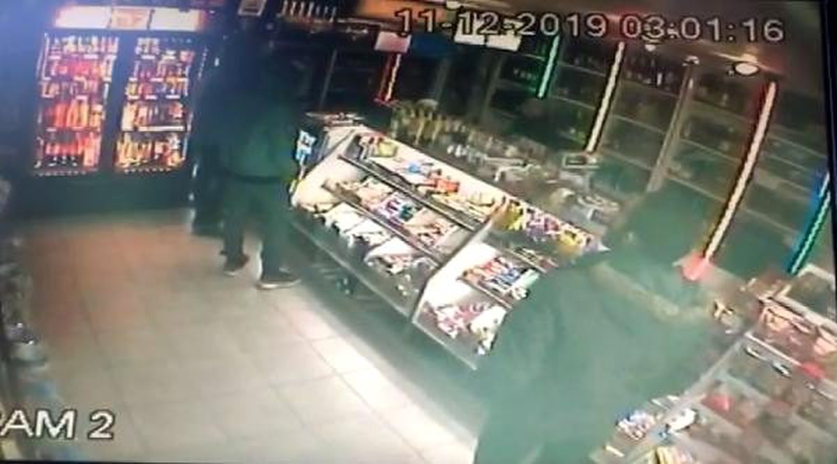 Gaspettikleri tekel bayisini 3 yerinden bıçaklayarak kaçtılar... Boğuşma anları kamerada