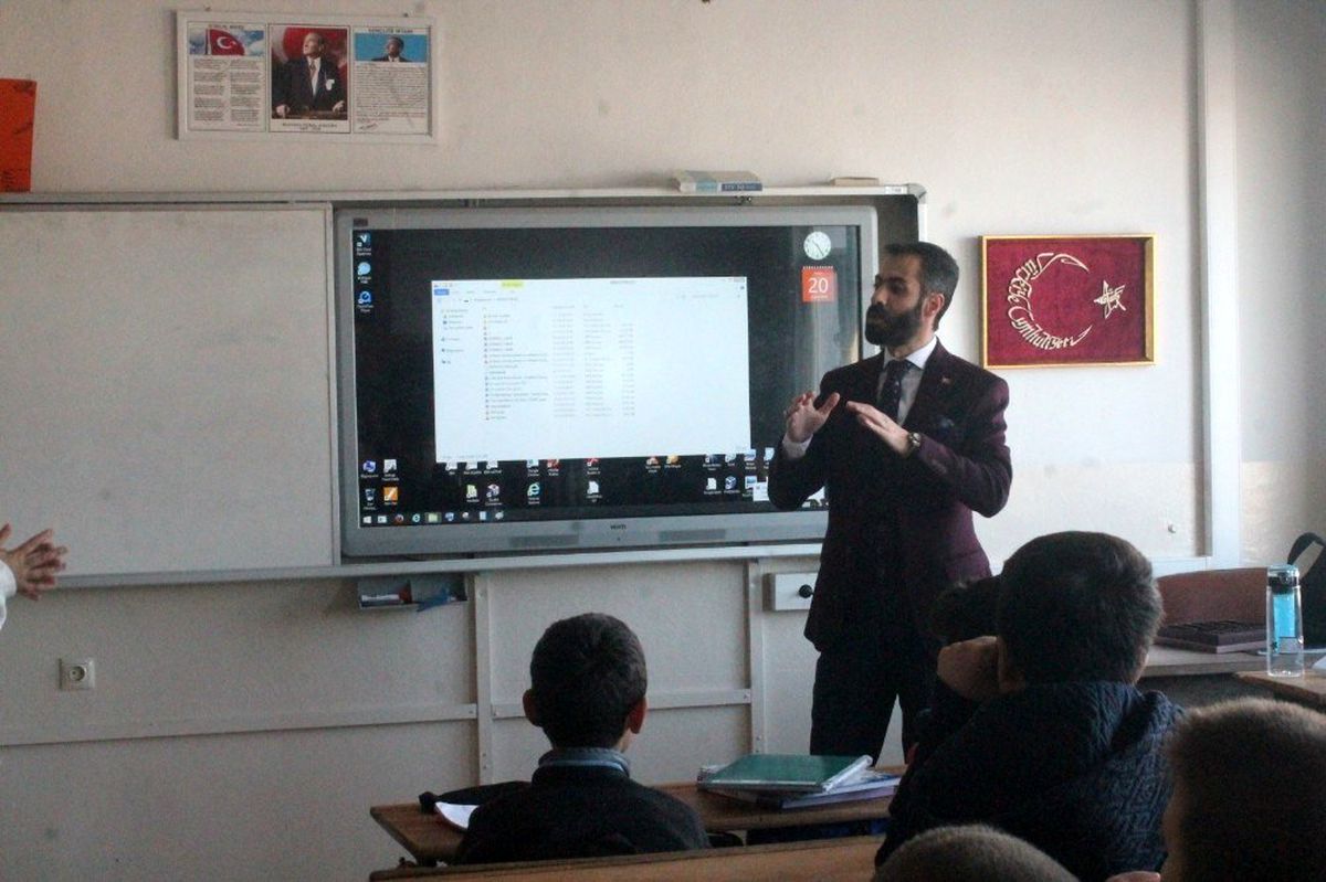 Gazeteci Çakır miniklerle buluştu