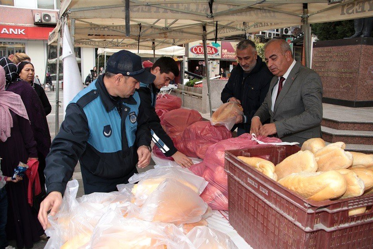Gramajı düşük ekmekler vatandaşa ücretsiz dağıtıldı