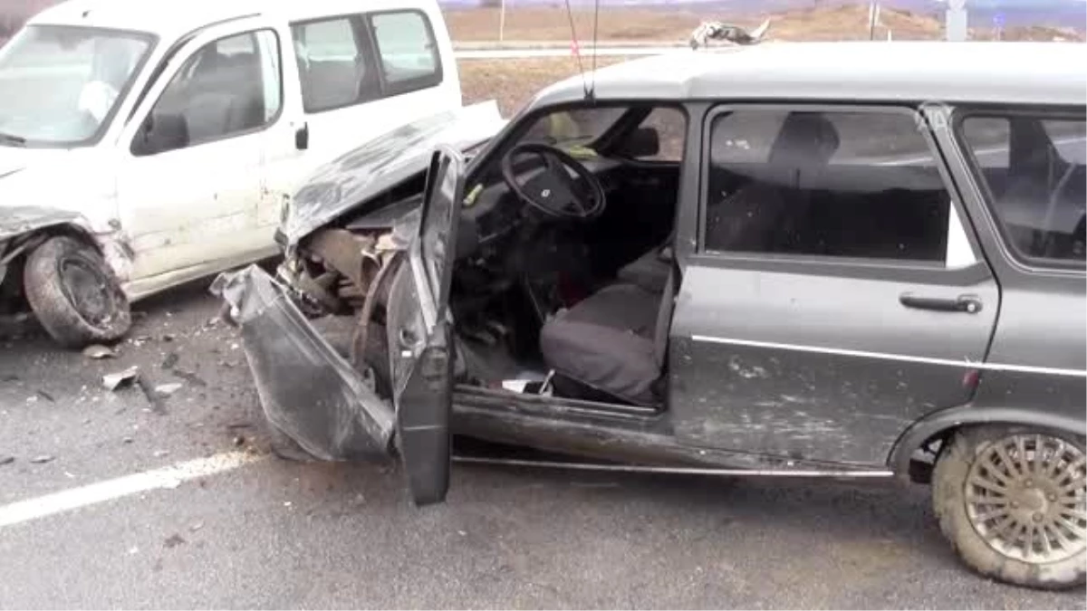 Hafif ticari araç ile otomobil çarpıştı: 1 ölü, 2 yaralı