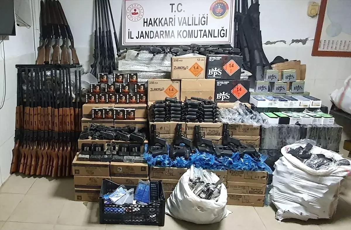 Hakkari\'de gümrük kaçağı av tüfeği ve kurusıkı tabancalar ele geçirildi