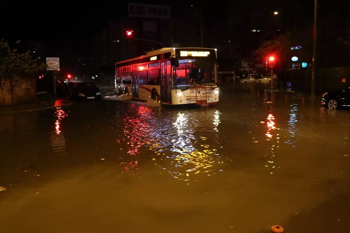 İzmir\'de sağanak etkili oldu