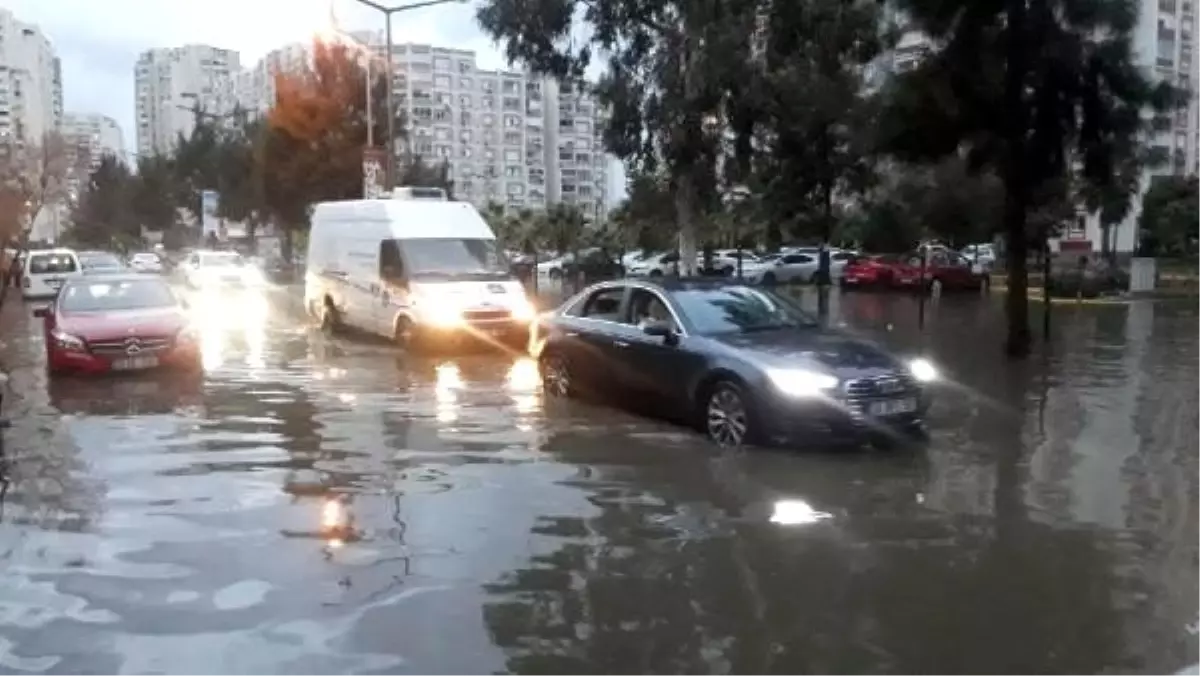 İzmir\'de sağanak ve lodos; yollar göle döndü, binalara su doldu