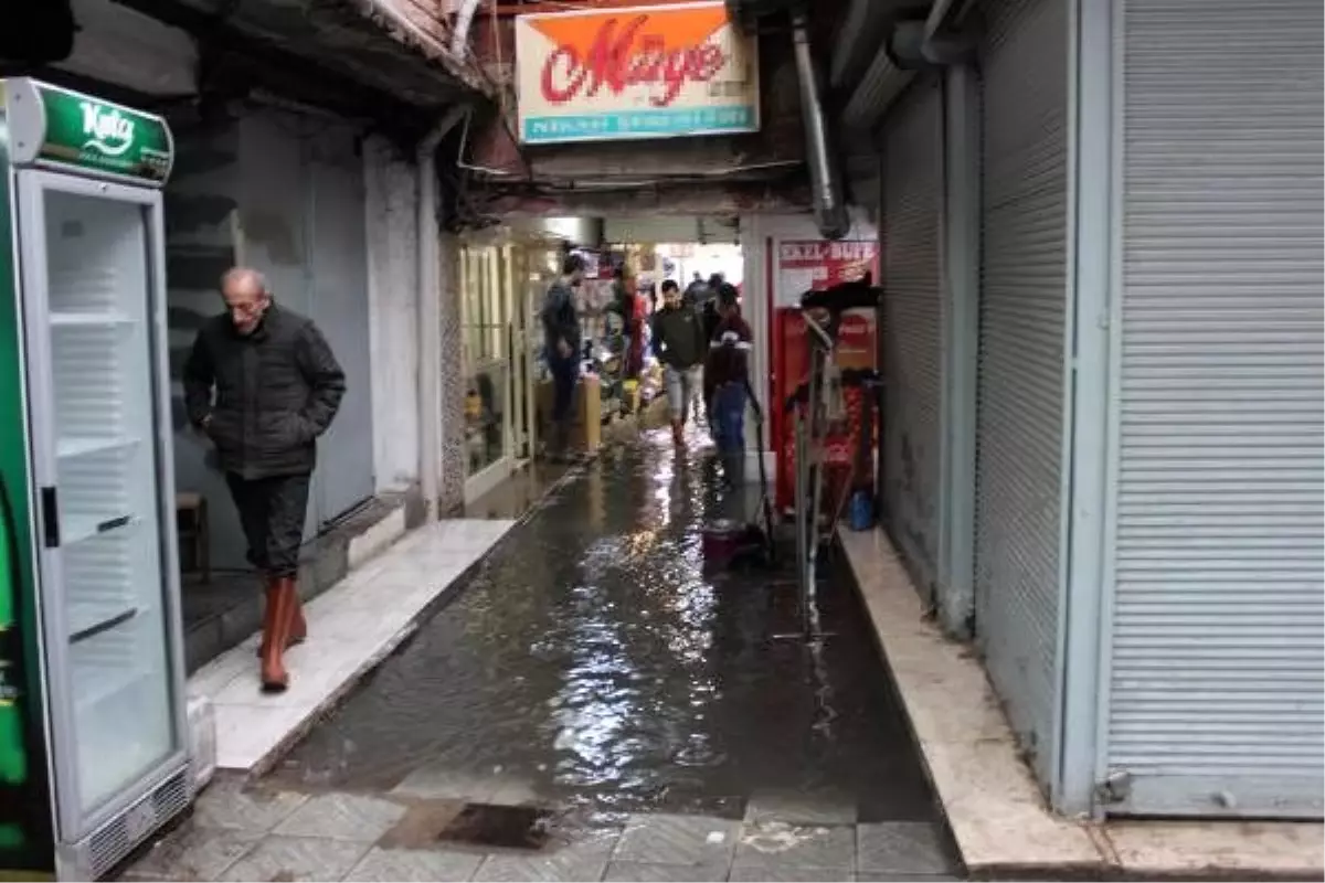 İzmir\'de sağanak ve lodos; yollar göle döndü, binalara su doldu (5)