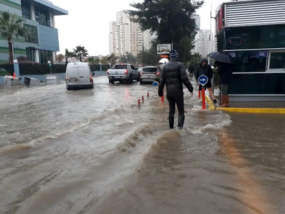 İzmir\'i sağanak ve lodos vurdu