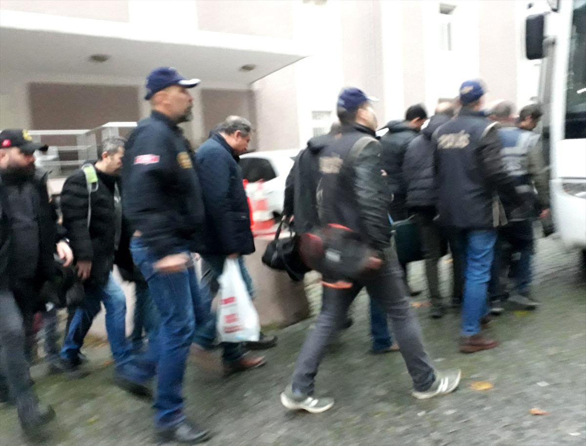 İzmir merkezli FETÖ operasyonunda gözaltına alınan 67 şüpheli adliyede