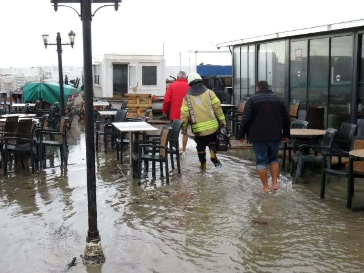 Kadıköy\'de çay bahçesini lodos nedeniyle su bastı