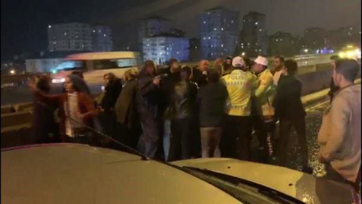 Kadıköy\'de zincirleme kazaya karışan sürücüler kavga etti