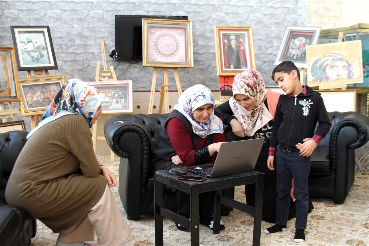 Kadın kursiyerler AA\'nın \'Yılın Fotoğrafları\' oylamasına katıldı