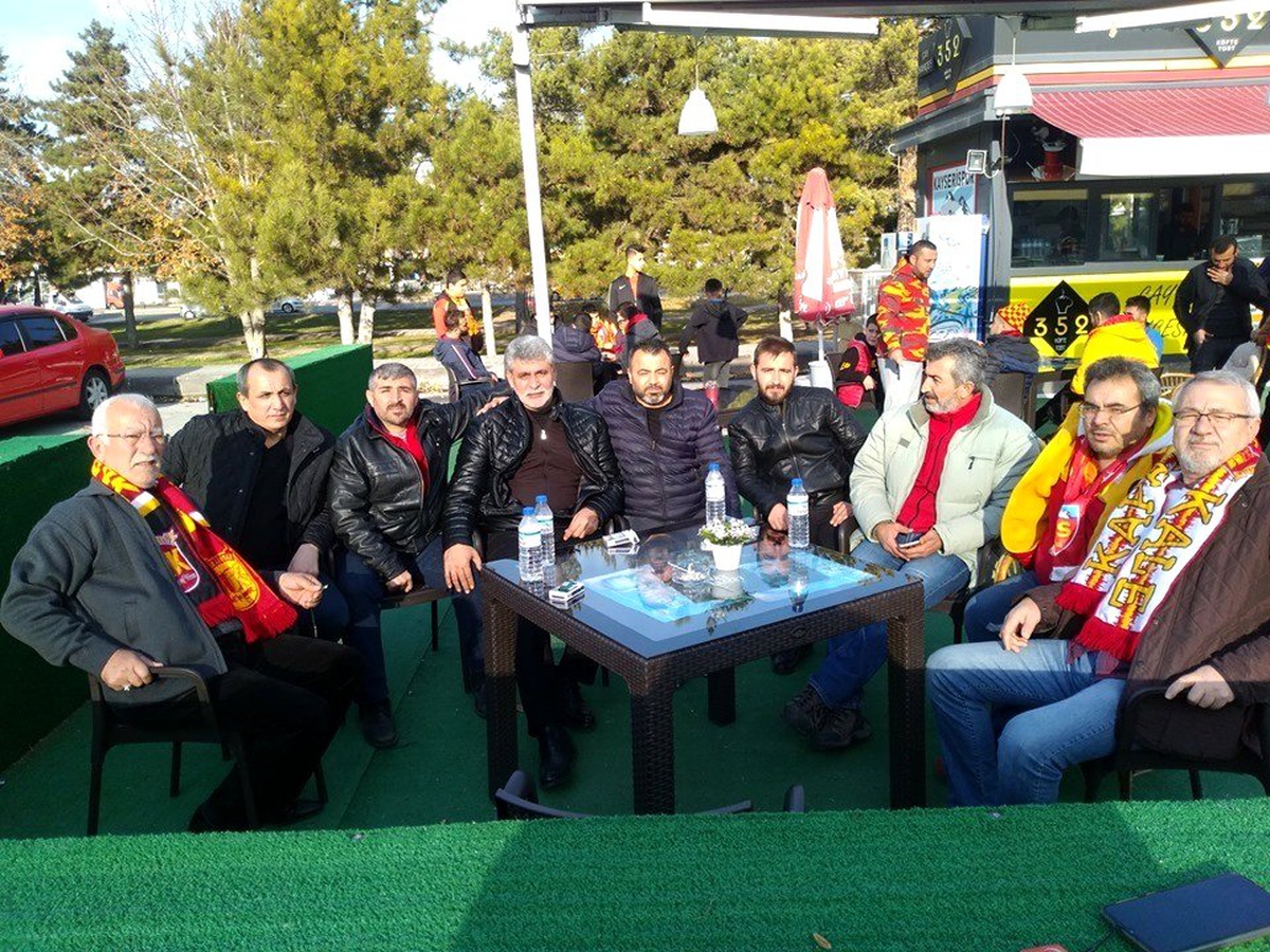Kayserispor\'un efsane oyuncularından Levent Kurt, Başakşehir maçını taraftarlarla izledi