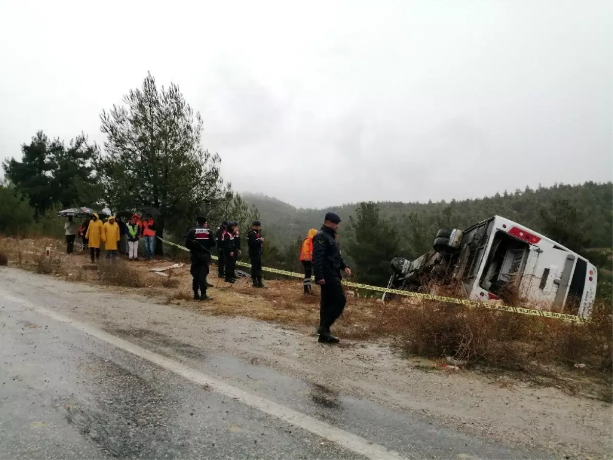 Kontrolden çıkan midibüs şarampole devrildi: 1 ölü, çok sayıda yaralı