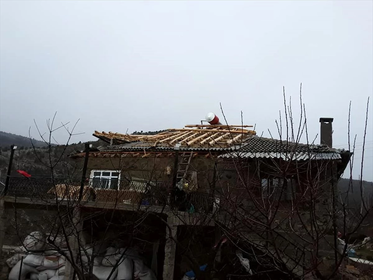 Konya\'da şiddetli rüzgar evin çatısını uçurdu