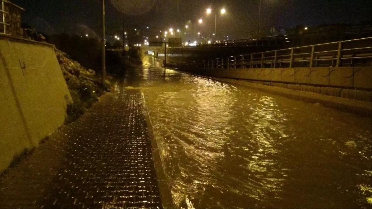 Kuşadası\'nda sağanak yağış ve fırtına etkili oldu