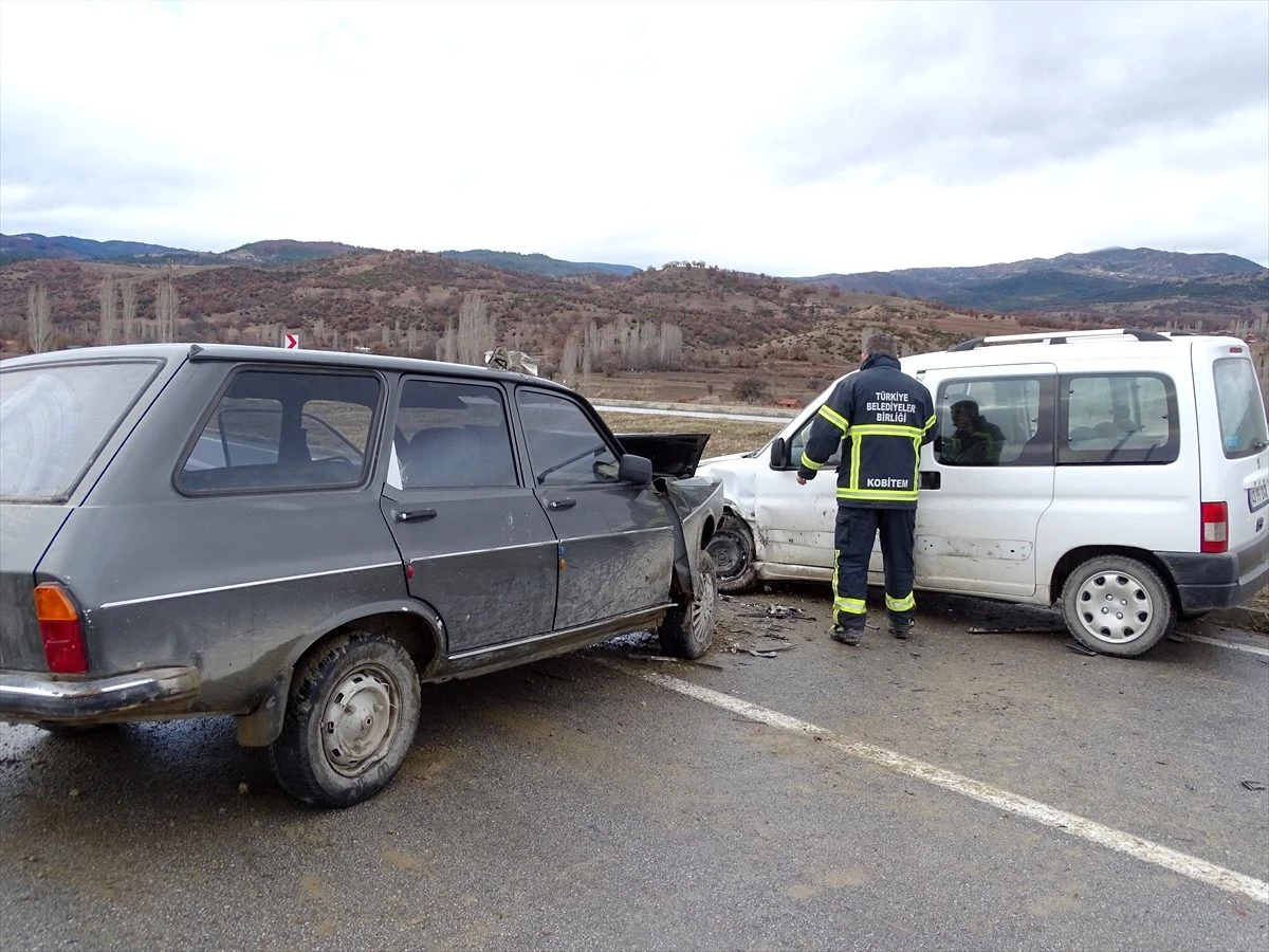 Kütahya\'da hafif ticari araç ile otomobil çarpıştı: 1 ölü, 2 yaralı