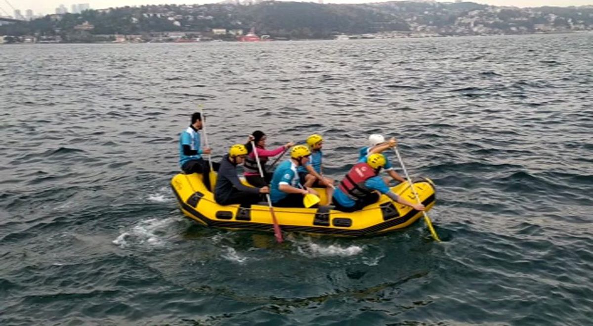 Lodosta mahsur kalan balıkçıyı raftingciler kurtardı