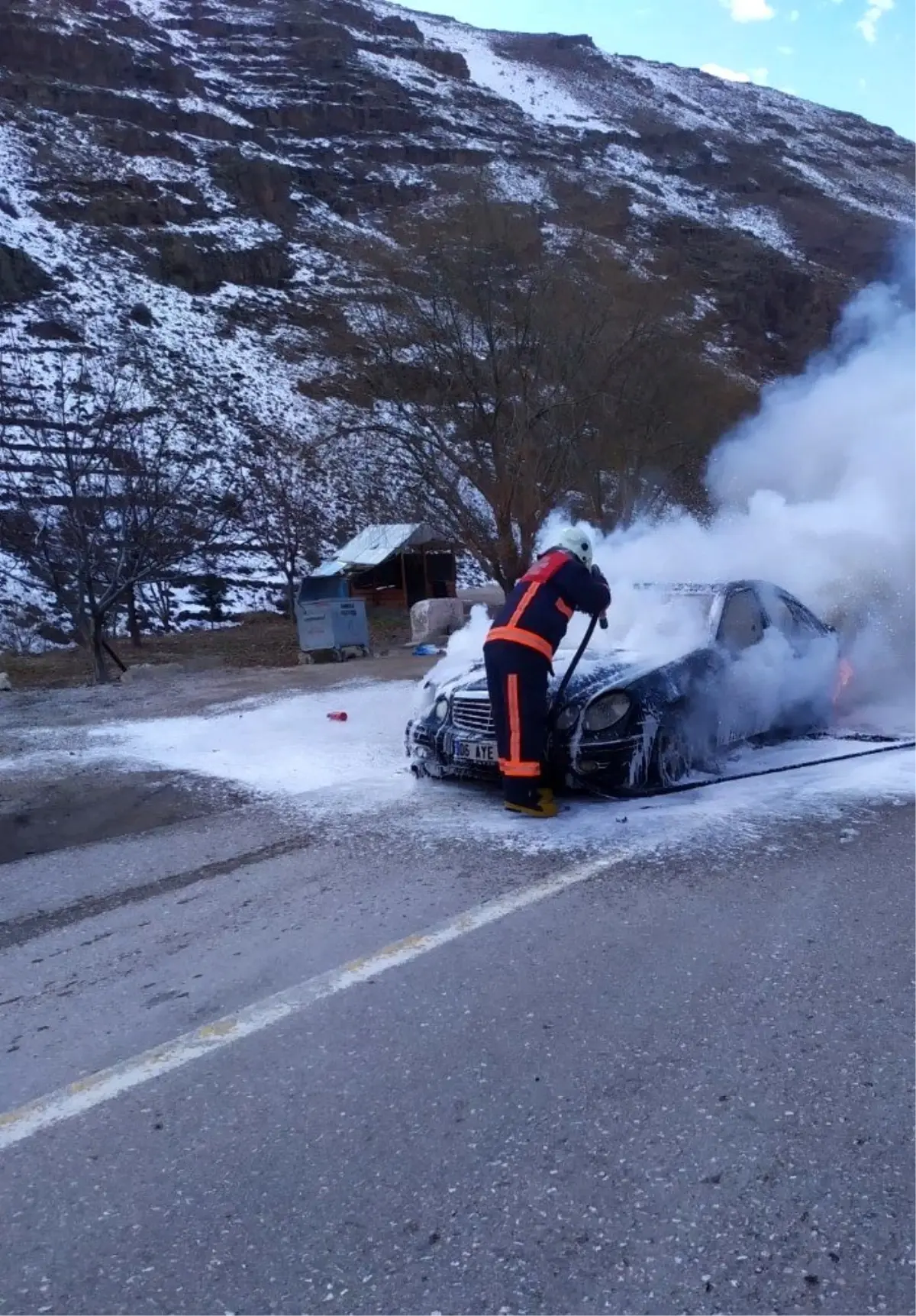 Lüks otomobilde çıkan yangın korkuttu