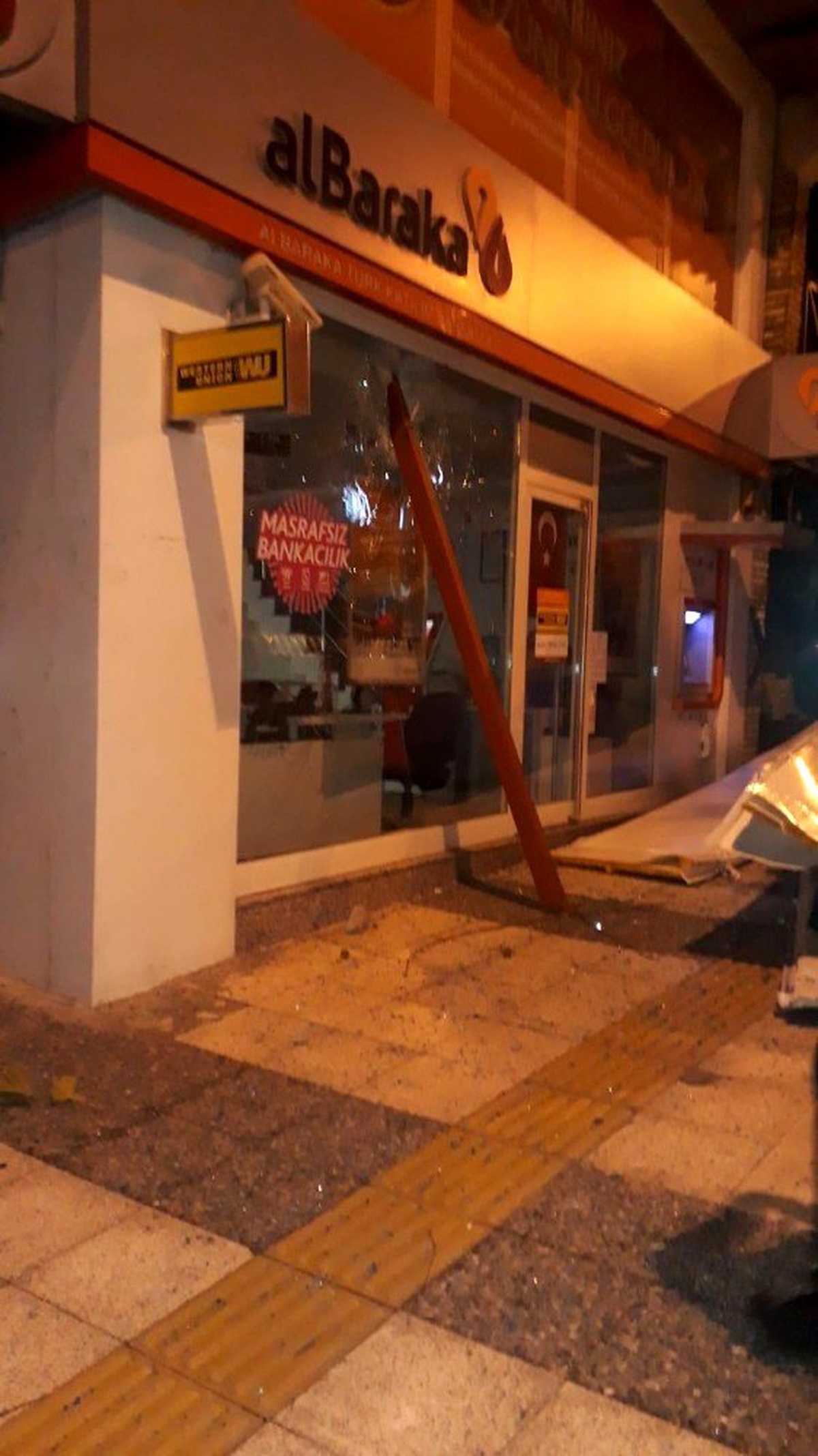 Manisa\'da şiddetli fırtına çatıları uçurdu